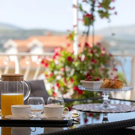 Treno, Luxurious With Jacuzzi And Sea-view *