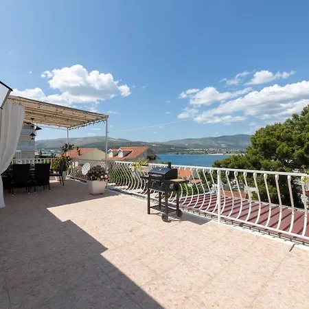 Appartamento Treno, Luxurious With Jacuzzi And Sea-view Traù