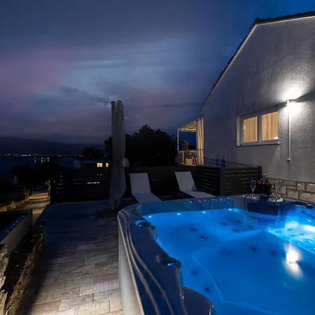 Treno, Luxurious With Jacuzzi And Sea-view *