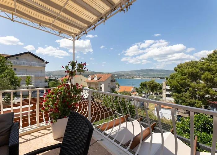 Treno, Luxurious With Jacuzzi And Sea-view Appartamento Traù
