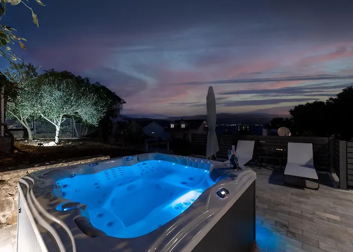 Treno, Luxurious With Jacuzzi And Sea-view Apartment