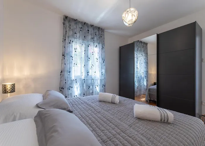 Treno, Luxurious With Jacuzzi And Sea-view Apartment *