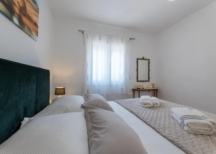 Treno, Luxurious With Jacuzzi And Sea-view Apartment *