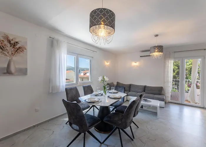 Appartamento Treno, Luxurious With Jacuzzi And Sea-view Traù