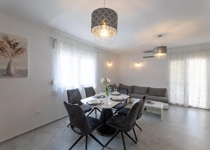Treno, Luxurious With Jacuzzi And Sea-view Apartment