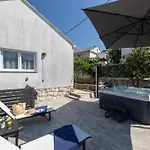 Apartment Treno, Luxurious With Jacuzzi And Sea-view