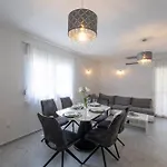 Treno, Luxurious With Jacuzzi And Sea-view Apartment