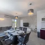 Treno, Luxurious With Jacuzzi And Sea-view * Trogir