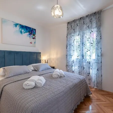 Treno, Luxurious With Jacuzzi And Sea-view *