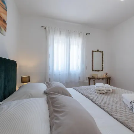 Treno, Luxurious With Jacuzzi And Sea-view Apartament *