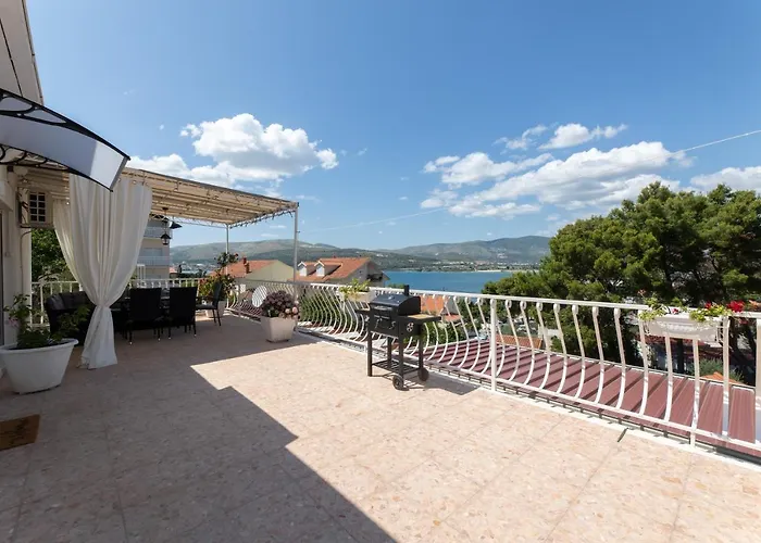 Apartmán Treno, Luxurious With Jacuzzi And Sea-view Trogir