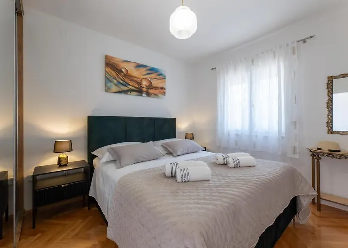 Treno, Luxurious With Jacuzzi And Sea-view Apartmán *