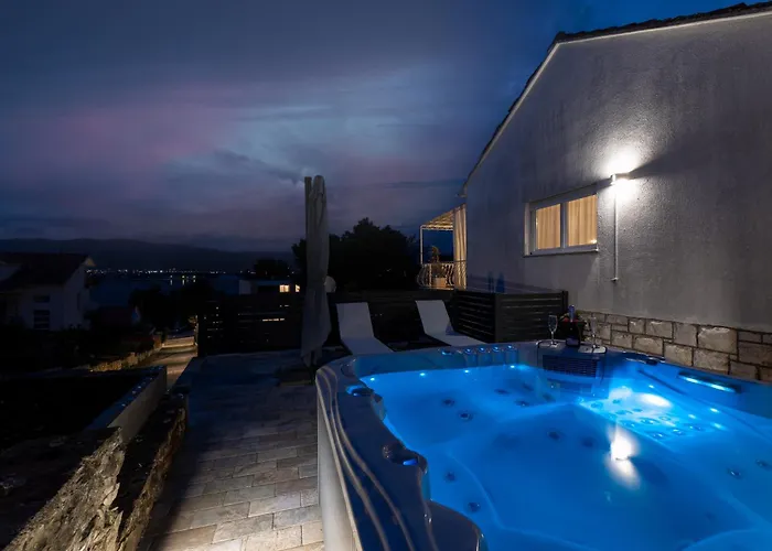 Treno, Luxurious With Jacuzzi And Sea-view *