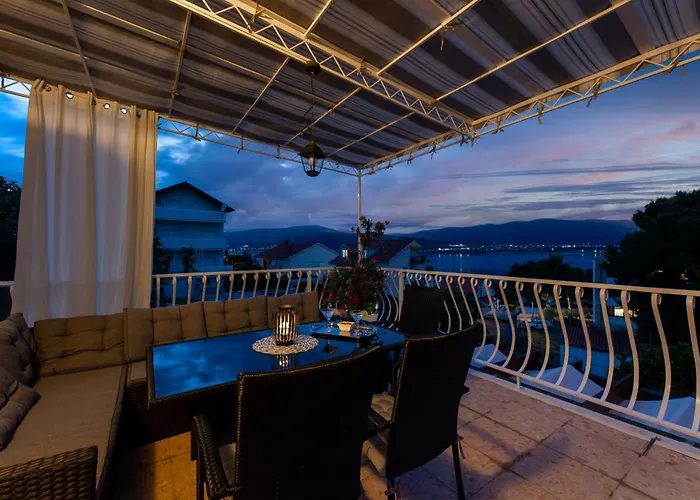 Treno, Luxurious With Jacuzzi And Sea-view Apartmán Trogir