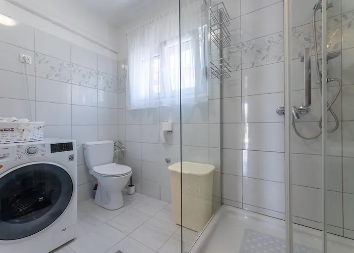 Treno, Luxurious With Jacuzzi And Sea-view Apartmán