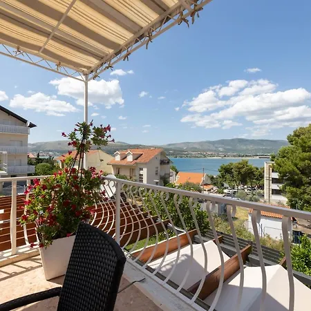 Treno, Luxurious With Jacuzzi And Sea-view Apartment Trogir