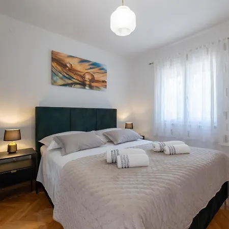 Treno, Luxurious With Jacuzzi And Sea-view Apartment *