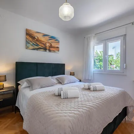 Treno, Luxurious With Jacuzzi And Sea-view *