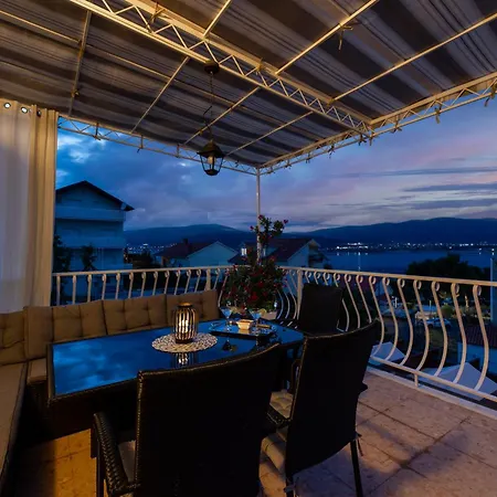 Treno, Luxurious With Jacuzzi And Sea-view Apartment Trogir