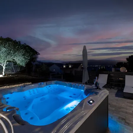 Treno, Luxurious With Jacuzzi And Sea-view Apartment