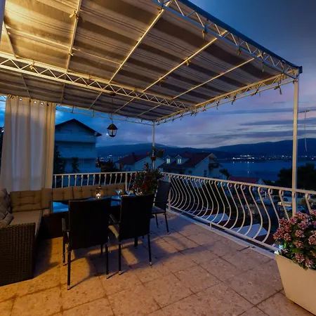 Treno, Luxurious With Jacuzzi And Sea-view * Trogir