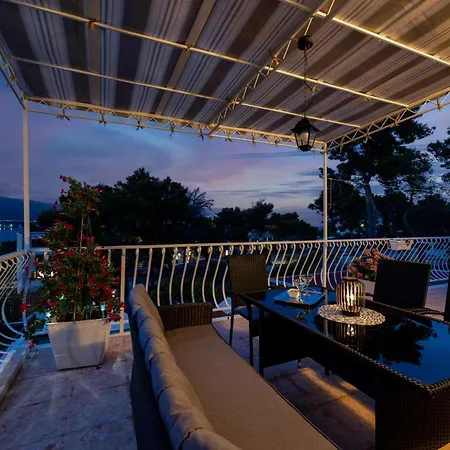 Apartment Treno, Luxurious With Jacuzzi And Sea-view Trogir