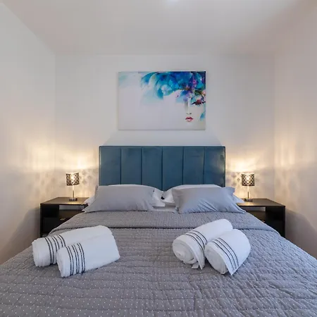 Treno, Luxurious With Jacuzzi And Sea-view * Trogir