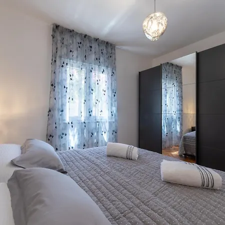 Treno, Luxurious With Jacuzzi And Sea-view Apartment *