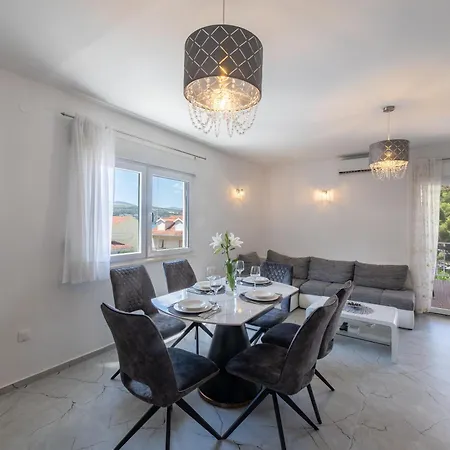 Apartment Treno, Luxurious With Jacuzzi And Sea-view Trogir